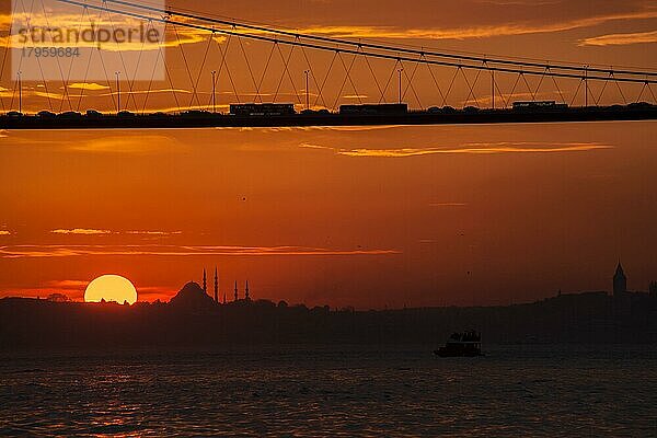 Blick bei Sonnenuntergang von Cengelkoy nach Istanbul