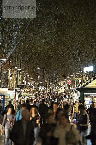 Touristen besuchen die Straße La Rambla bei Nacht in Barcelona. La Rambla ist bei Touristen und Einheimischen gleichermaßen beliebt  Barcelona  Spanien  Europa