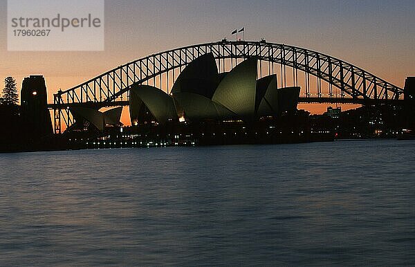 Sydney-Bucht mit Opernhaus und Hafenbrücke  Sydney  New South Wales  Australien  Ozeanien