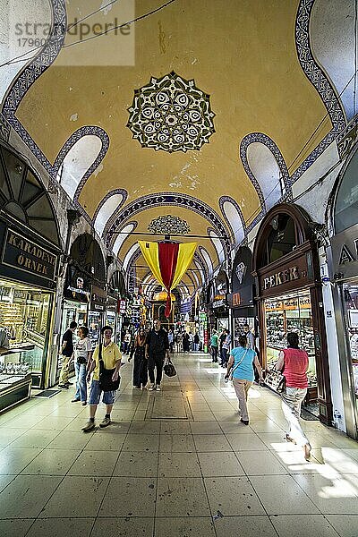 ISTANBUL  TÜRKEI  24. MAI. Menschen und Touristen besuchen und Einkaufen in Grand Bazaar am 24. Mai 2013. Grand Bazaar ist in Fatih Bezirk von Istanbul  Türkei. Es ist asiatischen Stil Markt und atracts Besucher