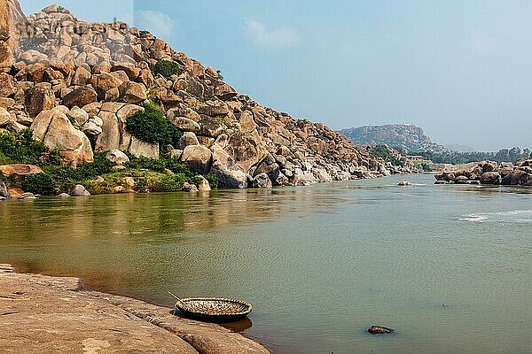 Traditionelles Korbgeflecht-Korakboot in Hampi am Ufer des Tungabhadra-Flusses  Hampi  Karnataka  Indien  Asien