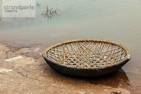 Traditionelles Korbgeflecht-Korakboot in Hampi am Ufer des Tungabhadra-Flusses  Hampi  Karnataka  Indien  Asien