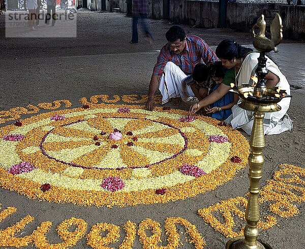 Aththapoovu oder Blumenschmuck während des Onam-Festes vor dem Bhagavati-Tempel in Kodungallur  Kerala  Indien  Asien