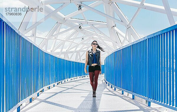 Urbanes Mädchen  das auf einer Brücke spazieren geht  Porträt eines attraktiven Mädchens auf einer Brücke  Lebensstil eines attraktiven urbanen Mädchens auf einer Brücke  Konzept des Lebensstils eines lateinamerikanischen Mädchens