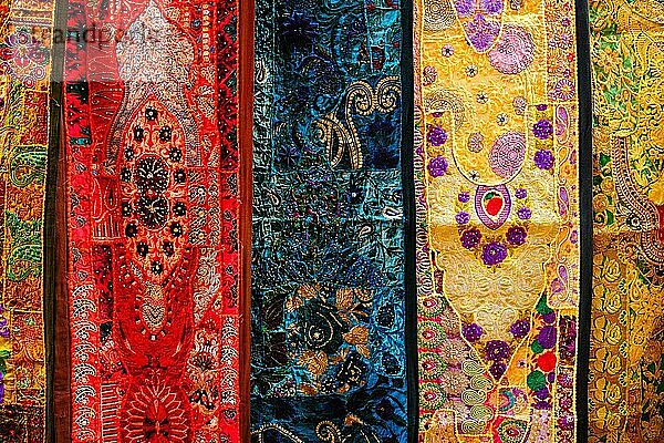 Indischer Patchworkstoff mit traditionellen indischen Mustern in Großaufnahme Jasialmer  Radjasthan  Indien Exotischer Patchwork-Quilt