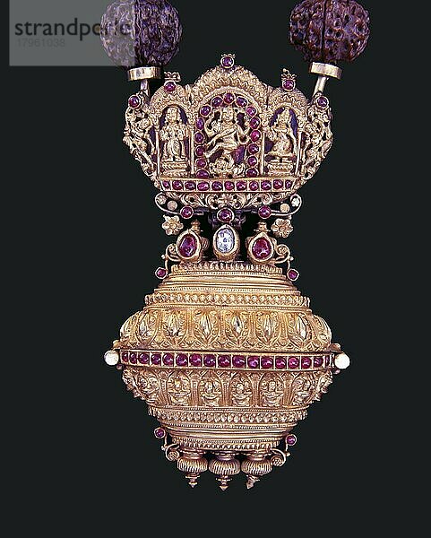 Nattukottai chettiars traditionellen Schmuck namens Gowri Sangam  100 Jahre alt  Tamil Nadu  Indien. Die Gowrisangam oder Kevadu und ist exquisit ikonisiert. In den Tagen  als die Chettiar-Kaufleute nur mit den heiligen Zeichen der Verehrung geschmückt waren  trug so mancher wohlhabende Nagarathar einen Uthraksam (einen geweihten Samen des Rudraksha-Baums)  der in Gold eingeklemmt und an einer dicken Schnur aufgereiht war. Diese einfache Halskette