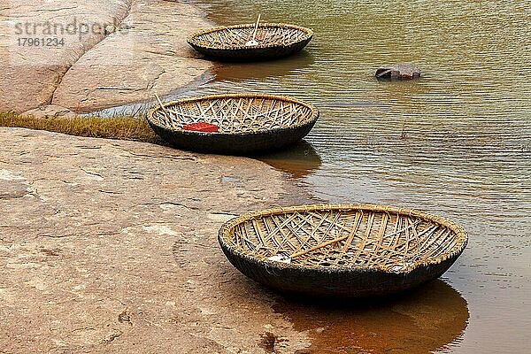 Traditionelle geflochtene Korakboote in Hampi am Ufer des Tungabhadra-Flusses  Hampi  Karnataka  Indien  Asien