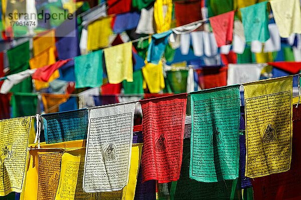 Buddhistische Gebetsfahnen Lungta mit Om Mani Padme Hum Buddhistisches Mantra-Gebet  das Lobpreisung des Juwels im Lotus bedeutet  auf Kora um Tsuglagkhang-Komplex  McLeod Ganj  Himachal Pradesh  Indien  Asien