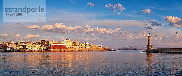 Das Panorama des malerischen alten Hafens von Chania ist eines der Wahrzeichen und touristischen Ziele der Insel Kreta am Morgen bei Sonnenaufgang. Chania  Kreta  Griechenland  Europa