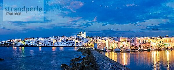 Malerisches Panorama der Stadt Naousa in der berühmten Touristenattraktion der Insel Paros  mit traditionellen weißgetünchten Häusern  die Nacht beleuchtet sd  Griechenland  Europa