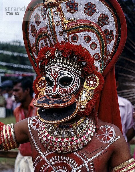 Theyyam (Thaiyyam) Tänzerin. Ritueller Tempeltanz - Kerala  Indien  Asien