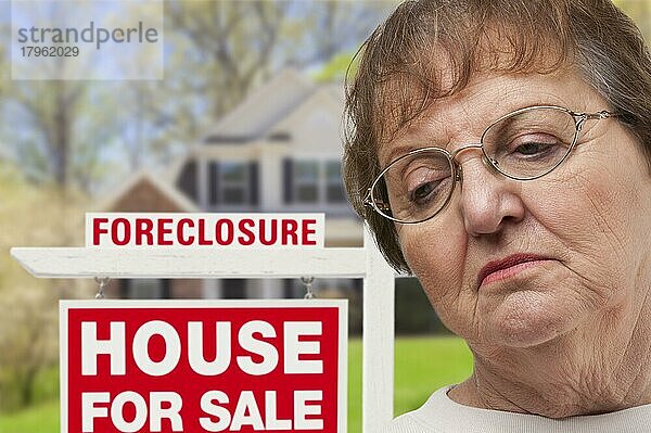Deprimiert ältere Frau vor Abschottung Immobilien Zeichen und Haus