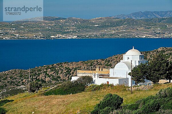 Blick auf die Insel Milos  das Ägäische Meer und die traditionelle griechisch-orthodoxe  weiß getünchte Kirche  Insel Milos  Griechenland  Europa