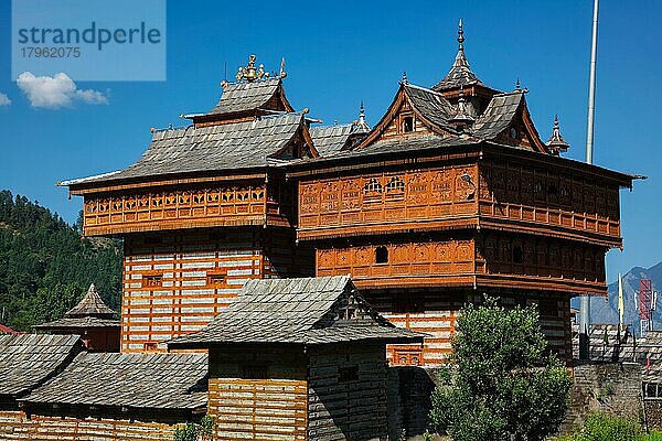 Bhimakali-Tempel  gewidmet der Muttergöttin Bhimakali  Sarahan  Kinnaur  Himachal Pradesh  Indien. Traditionelle Architektur von Himachal Pradesh  Holzschichten wechseln sich mit gebrochenen Steinen ab