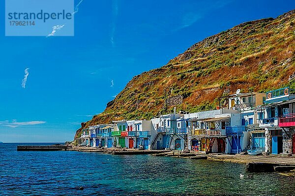 Malerisches griechisches Fischerdorf Klima mit weiß getünchten traditionellen Häusern und bunten Fenstern und Türen auf der Insel Milos in Griechenland