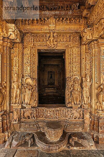 Innenansicht des Adinath-Jain-Tempels  der dem Jain-Tirthankara Adinatha gewidmet ist  mit Statue  Khajuraho  Indien  Asien