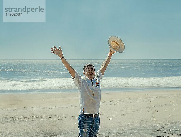 Glücklicher hübscher Mann im Urlaub im Freien  Glücklicher junger Mann am Strand  Touristenreise