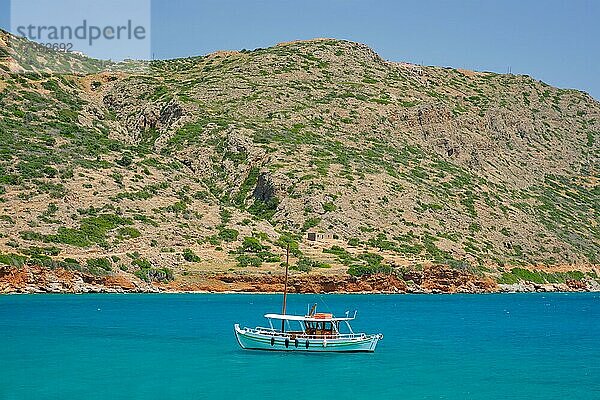 Griechisches traditionelles Fischerboot im blauen Meer  Insel Kreta  Griechenland  Europa