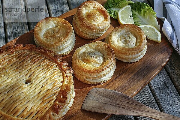 Schwäbische Küche  Reutlinger Schiedwecken  Blätterteiggebäck mit Kalbfleischfüllung  deftige Pastete auf Holzbrett  Pfannenwender  backen  schwäbisches Traditionsgericht  Foodfotografie  Deutschland  Europa