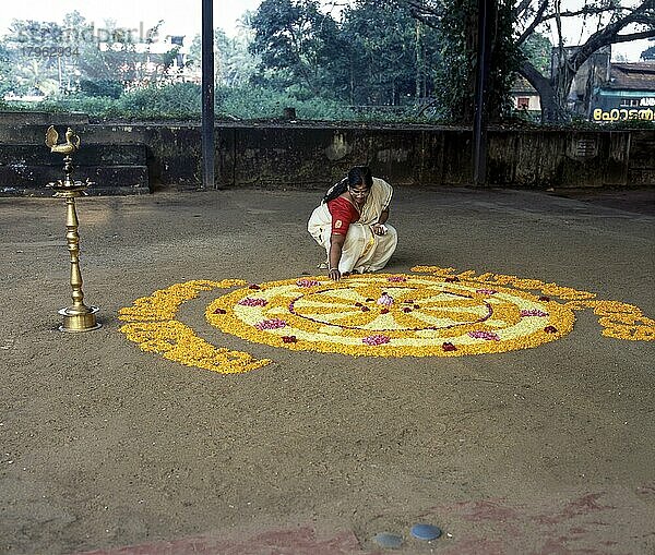 Aththapoovu oder Blumenschmuck während des Onam-Festes vor dem Bhagavati-Tempel in Kodungallur  Kerala  Indien  Asien