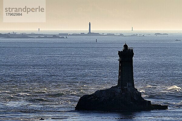 Leuchtturm auf kleiner Felseninsel  Phare de la Vieille  Silhouette im Gegenlicht  Pointe du Raz  Cap Sizun  Département Finistère  Bretagne  Frankreich  Europa