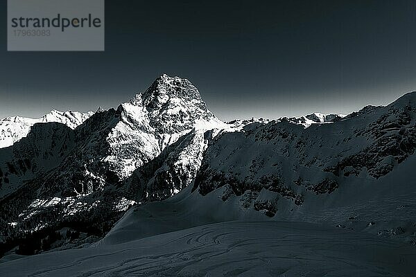 Gipfel des winterlichen Widdersteins im Abendlicht  schwarzweiß  Baad  Kleinwalsertal  Vorarlberg  Österreich  Europa