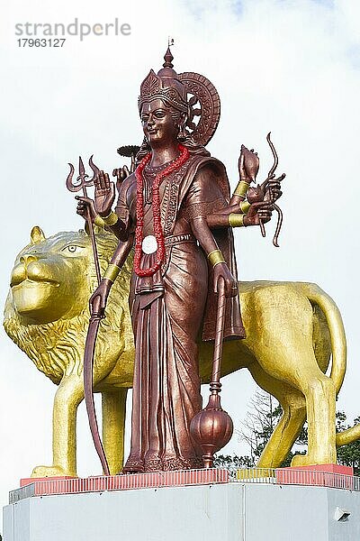 Statue der Göttin Mahalaxmi am heiligen See von Ganga Talao im Süden der Insel Mauritius