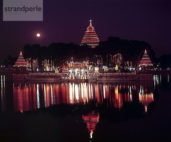 Beleuchteter Mariamman Teppakulam oder Vandiyur Tank während des Float Festivals in Madurai  Tamil Nadu  Indien  Asien