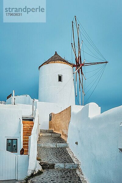 Alte traditionelle weißgetünchte griechische Windmühle auf der Insel Santorin in Oia mit Treppen auf der Straße  Oia Dorf  Santorin  Griechenland  Europa