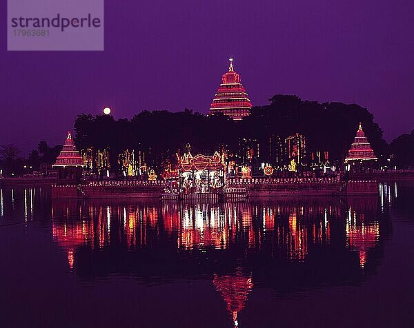 Beleuchteter Mariamman Teppakulam oder Vandiyur Tank während des Float Festivals in Madurai  Tamil Nadu  Indien  Asien