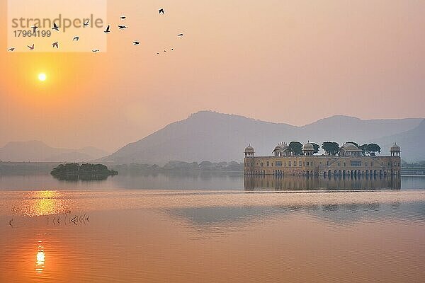 Ein ruhiger Morgen am berühmten indischen Touristendenkmal Jal Mahal (Wasserpalast) bei Sonnenaufgang in Jaipur. Enten und Vögel in der Umgebung genießen den ruhigen Morgen. Jaipur  Rajasthan  Indien  Asien