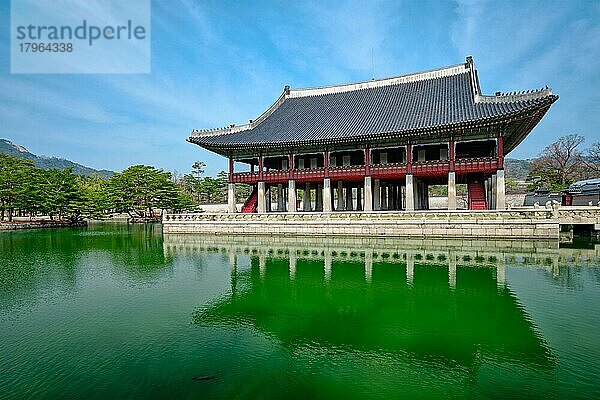 Traditionelle koreanische Architektur  Gyeonghoeru Pavillion (Königlicher Festsaal) im Gyeongbokgung Palast  Seoul