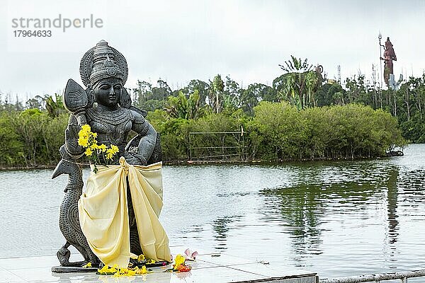 Statue von Lord Muruga am heiligen See von Ganga Talao im Süden der Insel Mauritius