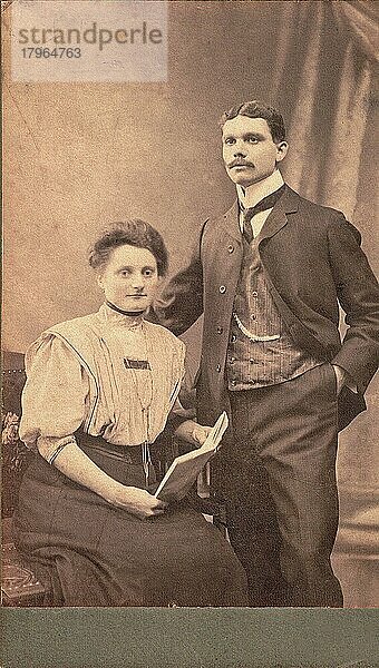 Altes Schwarz-weiß foto  Junges Ehepaar in Fotostudio um 1910