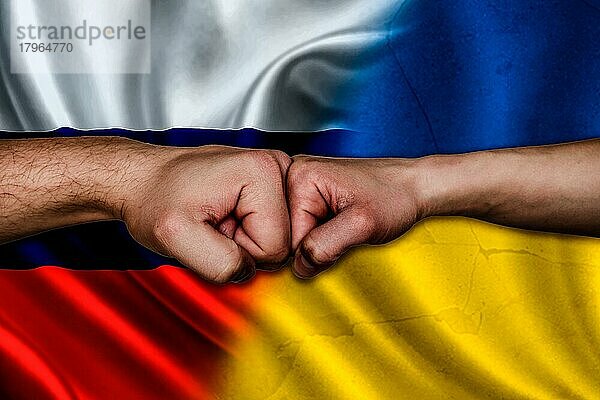 Russland vs Ukraine zwei Fäuste stoßen  Konzept  Russland vs Ukraine politischen Konflikt  Russland vs Ukraine Flagge  Russland  Europa