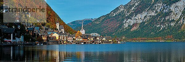 Panorama des österreichischen Fremdenverkehrsorts Hallstatt am Hallstatter See in den österreichischen Alpen im Herbst  Salzkammergut  Österreich  Europa