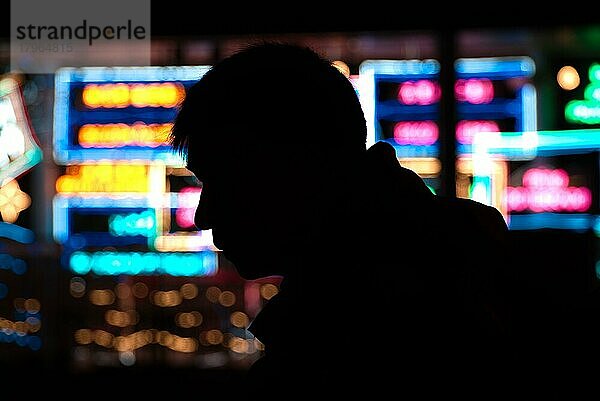 Mann Silhouette mit bunten Neonlicht im Hintergrund