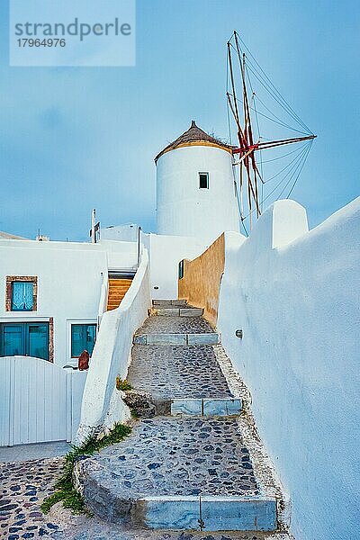 Alte traditionelle weißgetünchte griechische Windmühle auf der Insel Santorin in Oia mit Treppen auf der Straße  Oia Dorf  Santorin  Griechenland  Europa