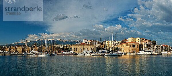 Yachten im malerischen alten Hafen von Chania sind eines der Wahrzeichen und touristischen Ziele der Insel Kreta am Morgen. Chania  Kreta  Griechenland  Europa