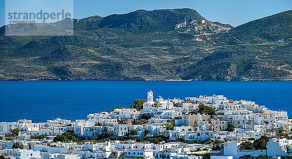 Panorama des Dorfes Plaka mit traditioneller griechischer Kirche  weiß gestrichenen griechischen Häusern und Meeresküste  Insel Milos  Griechenland  Europa