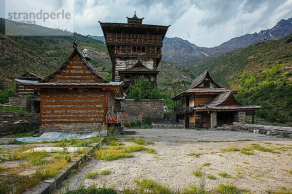 Sangla Fort  Traditionelle Architektur von  Holzschichten wechseln sich mit Steinbruch ab  Hindu-Tempel  Sangla  Himachal Pradesh  Indien  Asien