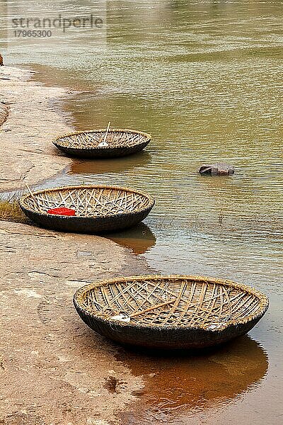 Traditionelles Korbgeflecht-Korakboot in Hampi am Ufer des Tungabhadra-Flusses  Hampi  Karnataka  Indien  Asien