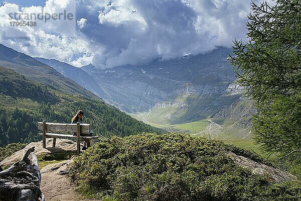 Wanderer rastet am Panoramaweg  Pfelders  Pfelderer Tal  Naturpark Texelgruppe  Südtirol  Italien  Europa