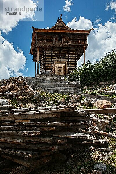 Sangla Fort  Hindu-Tempel. Sangla  Himachal Pradesh  Indien. Traditionelle Architektur in Himachal Pradesh  Schichten aus Holz wechseln sich mit zerbrochenen Steinen ab