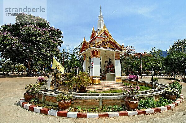 Spirituelles buddhistisches Geisterhäuschen Geisterhaus in Zentrum von Kreisverkehr in Dorf  Insel Koh Lanta  Provinz Krabi  Thailand  Asien