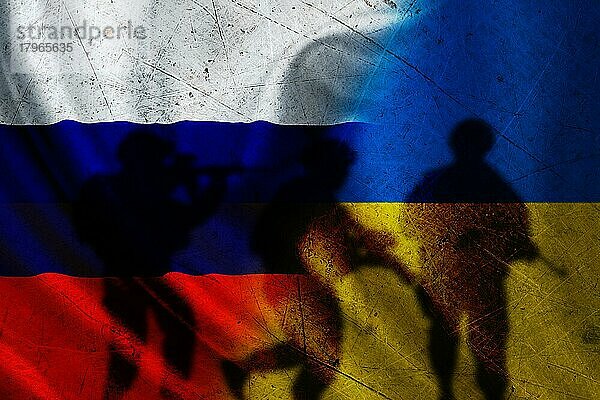 Russland vs Ukraine Flagge auf rissige Wand  Konzept des Krieges zwischen Russland und der Ukraine  Silhouette von Soldaten auf Russland