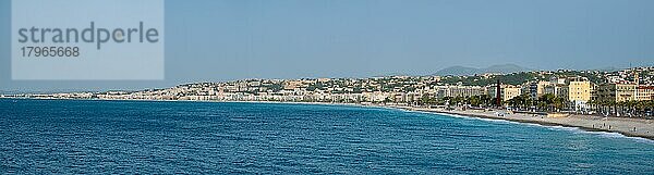 Malerisches Panorama der Mittelmeerküste in Nizza  Frankreich  Wellen des Mittelmeeres schlagen an die Küste  Menschen entspannen sich am Strand  Nizza  Frankreich  Europa