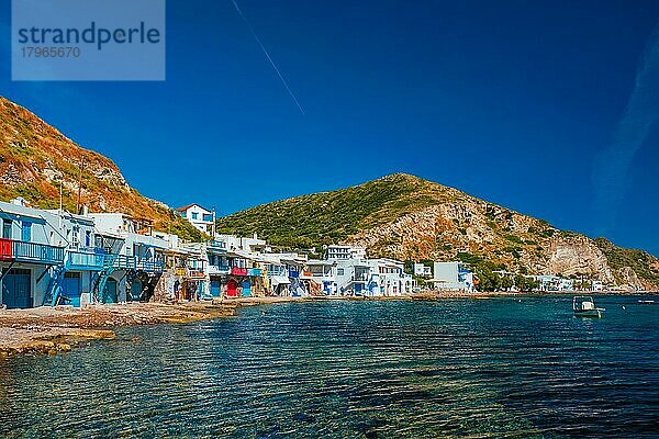 Malerisches griechisches Fischerdorf Klima mit weiß getünchten traditionellen Häusern und bunten Fenstern und Türen auf der Insel Milos in Griechenland