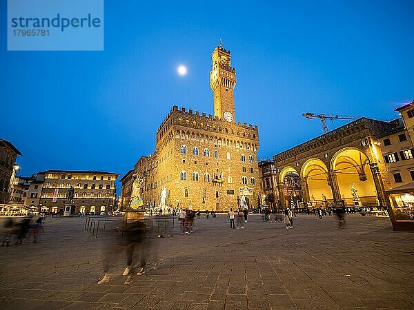 Vollmond über Palazzo Vecchio  Piazza della Signoria  Florenz  Toskana  Italie