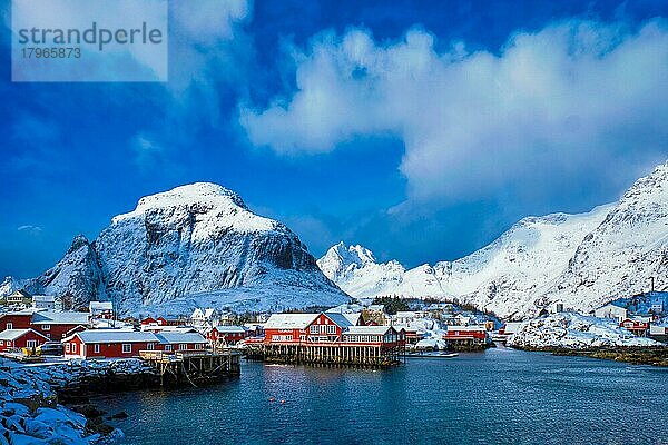 Traditionelles Fischerdorf A auf den Lofoten  Norwegen  mit roten Rorbu-Häusern  Mit Schnee im Winter  Europa